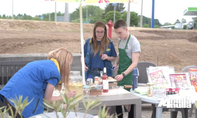 Csal&aacute;dias grillez&eacute;ssel k&ouml;sz&ouml;nt&ouml;tte a korl&aacute;toz&aacute;sok v&eacute;g&eacute;n munkat&aacute;rsait a Mar&aacute;zplast - VIDE&Oacute;