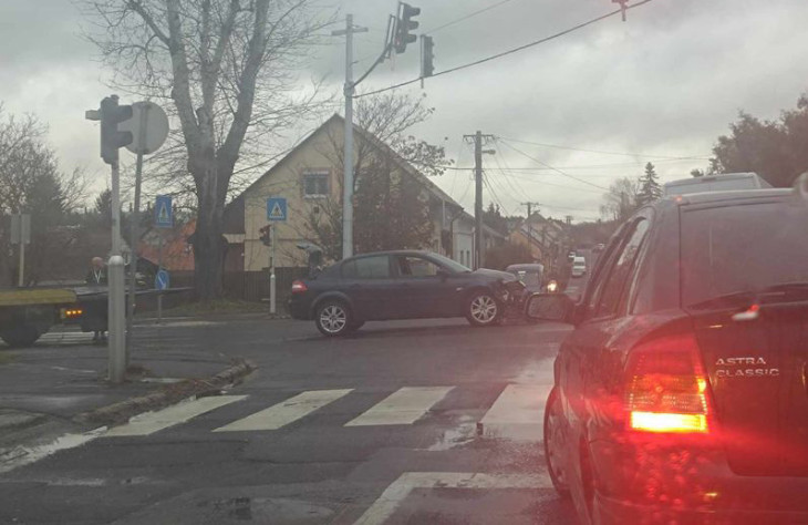 Csúnya baleset a Pázmány Péter utcai kereszteződésben, egy teherautó is érintett - VIDEÓ