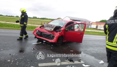 Busz &eacute;s szem&eacute;lyaut&oacute; &uuml;tk&ouml;z&ouml;tt &ouml;ssze Kapos&uacute;jlak k&ouml;zel&eacute;ben
