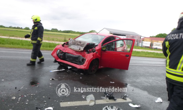 Busz &eacute;s szem&eacute;lyaut&oacute; &uuml;tk&ouml;z&ouml;tt &ouml;ssze Kapos&uacute;jlak k&ouml;zel&eacute;ben