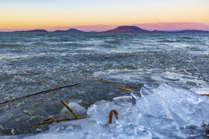 Így darabolta fel a Balaton jegét a vasárnapi viharos szél