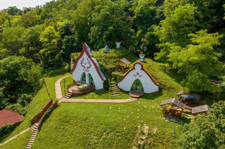 Álmaid otthonát keresed? Eladó a Balaton mellett ez a meseszerű dombház