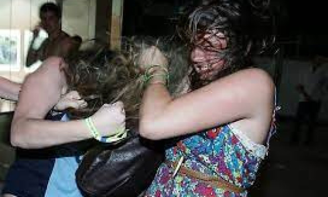 Erőszakkal akarta visszaszerezni a rokoni k&ouml;lcs&ouml;nt a felpaprik&aacute;zott unokanőv&eacute;r Fony&oacute;don