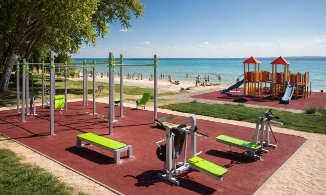 Edzőpark &eacute;p&uuml;l a Balaton partj&aacute;n &ndash; sokaknak nem tetszik, mi t&ouml;rt&eacute;nik a szabadstrandon