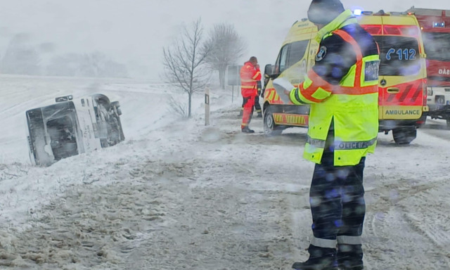 &Aacute;rokba borult egy busz Zalaegerszegn&eacute;l, sz&eacute;lv&eacute;dőn kereszt&uuml;l menek&iacute;tett&eacute;k ki az utasokat