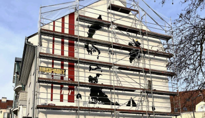 &Uacute;jabb falfestm&eacute;ny ker&uuml;l az egyik belv&aacute;rosi &eacute;p&uuml;letre