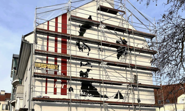 &Uacute;jabb falfestm&eacute;ny ker&uuml;l az egyik belv&aacute;rosi &eacute;p&uuml;letre