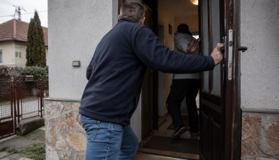Bek&ouml;p&ouml;tt az ablakon a szomsz&eacute;d, azt&aacute;n elszabadultak az indulatok Si&oacute;fokon