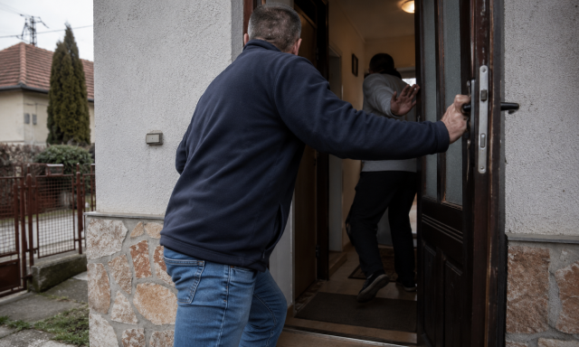 Bek&ouml;p&ouml;tt az ablakon a szomsz&eacute;d, azt&aacute;n elszabadultak az indulatok Si&oacute;fokon
