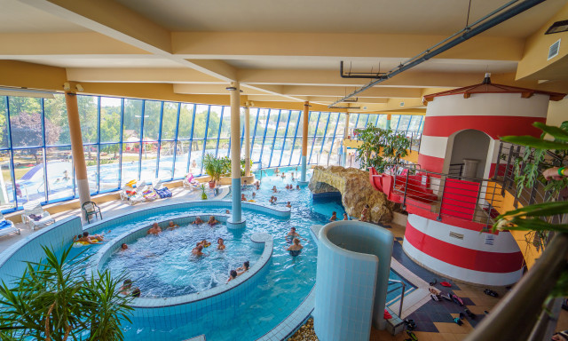 P&aacute;r napra bez&aacute;r a kaposv&aacute;ri Vir&aacute;gf&uuml;rdő &eacute;lm&eacute;nyf&uuml;rdő r&eacute;sze, ekkor nyit &uacute;jra