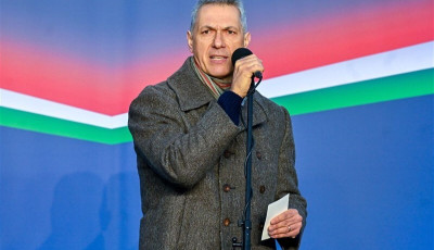 L&aacute;z&aacute;r J&aacute;nos lemondott parlamenti mand&aacute;tum&aacute;r&oacute;l