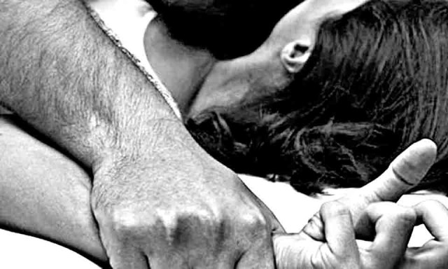 Rendszeresen szexelt 13 &eacute;ves bar&aacute;tnőj&eacute;vel a 20 &eacute;ves kaposv&aacute;ri sr&aacute;c