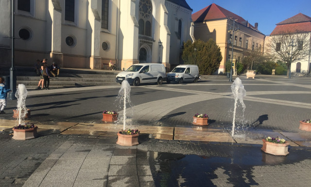Der&eacute;kig csapott fel a sz&ouml;kők&uacute;t vize a Kossuth t&eacute;ren!