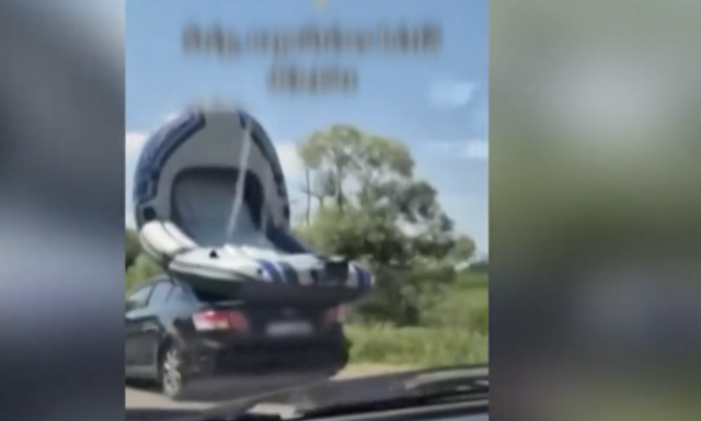 Ap&aacute;nak nem volt kedve leengedni - A kocsi tetej&eacute;n sz&aacute;ll&iacute;tott&aacute;k haza a gumics&oacute;nakot