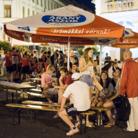 Elkergette az eső a fiatalokat a Kossuth térről - GALÉRIA