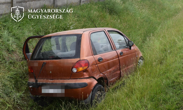 &Uacute;gy kezdet előzni, hogy nem l&aacute;tta be az utat, s&uacute;lyos balesethez vezetett a felelőtlens&eacute;ge