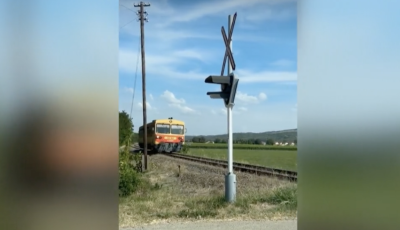 Necces volt - &Eacute;pphogy &aacute;t&eacute;rt a vonat előtt egy sz&aacute;guld&oacute; sofőr  - VIDE&Oacute;