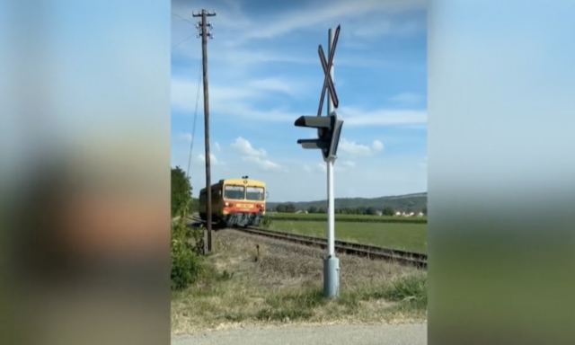 Necces volt - &Eacute;pphogy &aacute;t&eacute;rt a vonat előtt egy sz&aacute;guld&oacute; sofőr  - VIDE&Oacute;