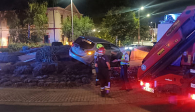 A sz&ouml;kők&uacute;tban landolt egy aut&oacute; a Noszlopy utcai k&ouml;rforgalomban