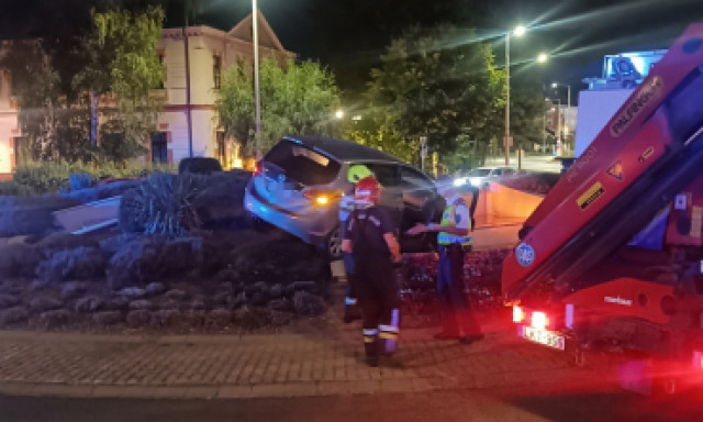A sz&ouml;kők&uacute;tban landolt egy aut&oacute; a Noszlopy utcai k&ouml;rforgalomban