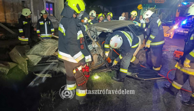 Trag&eacute;dia Mik&eacute;n - Busz &eacute;s szem&eacute;lyaut&oacute; karambolozott front&aacute;lisan, ketten meghaltak