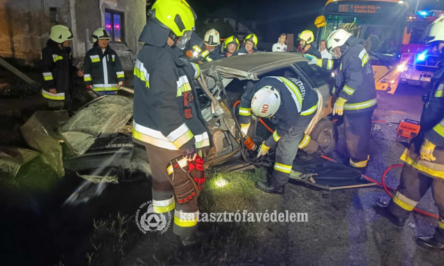 Trag&eacute;dia Mik&eacute;n - Busz &eacute;s szem&eacute;lyaut&oacute; karambolozott front&aacute;lisan, ketten meghaltak