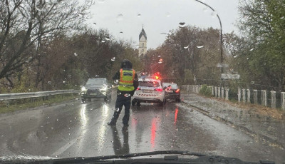 Baleset a P&eacute;csi utc&aacute;n, rendőri ir&aacute;ny&iacute;t&aacute;s mellett halad a forgalom