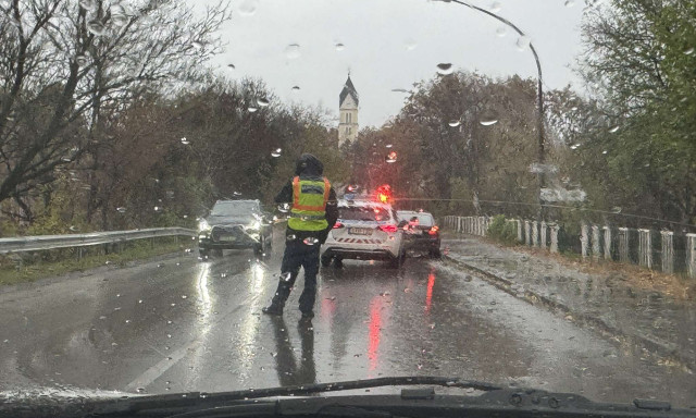 Baleset a P&eacute;csi utc&aacute;n, rendőri ir&aacute;ny&iacute;t&aacute;s mellett halad a forgalom