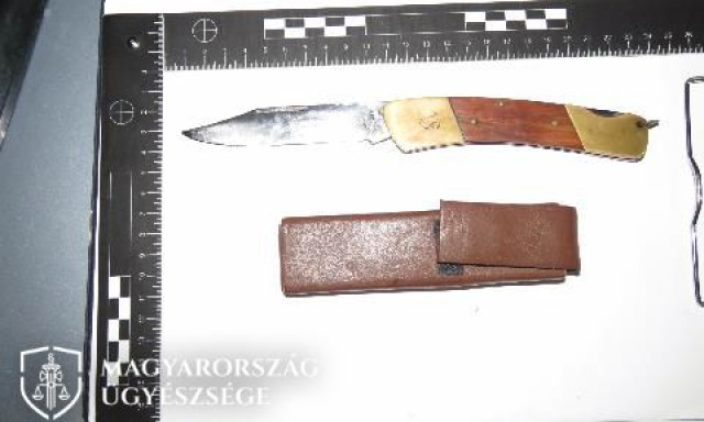 K&eacute;ssel fenyegette meg az ittas idős f&eacute;rfi a saj&aacute;t fi&aacute;t, hogy elv&aacute;gja a tork&aacute;t