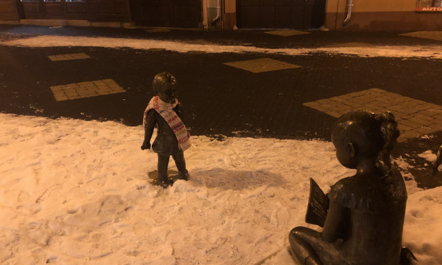 S&aacute;lat a fagy ellen! - Fel&ouml;lt&ouml;ztett&eacute;k a kisl&aacute;ny szobrot az Adyban