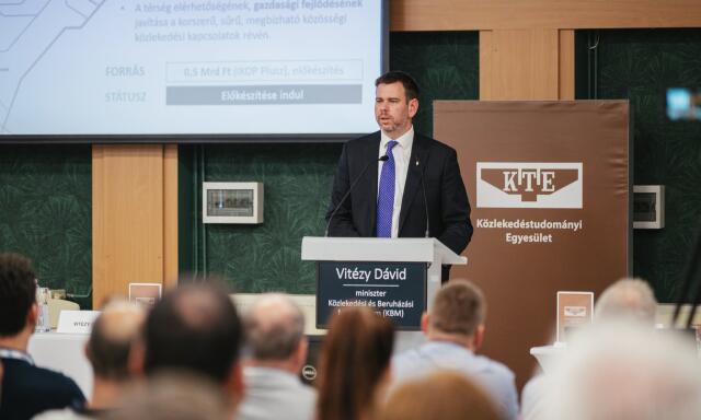 Vit&eacute;zy D&aacute;vid egy balatonfenyvesi konferenci&aacute;n mutatta be a magyar vas&uacute;t 3500 milli&aacute;rdos fejleszt&eacute;si terv&eacute;t