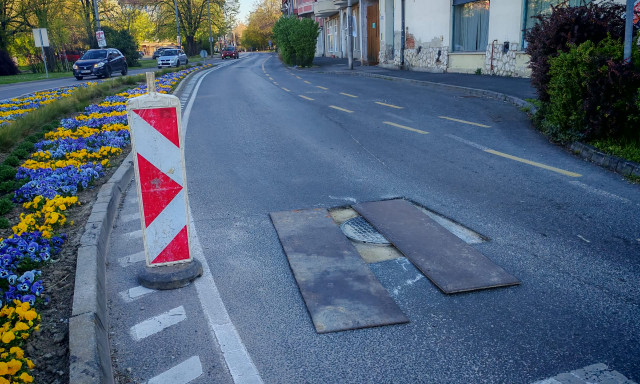 Hangos csattan&aacute;sok borzolj&aacute;k a ked&eacute;lyeket a Bethlen t&eacute;rn&eacute;l: ideiglenes fed&eacute;s okozza a zajt