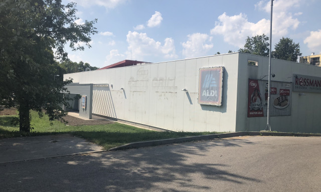 Gőzerővel építkeznek a Petőfi utcában - Hamarosan nyit az új  Aldi