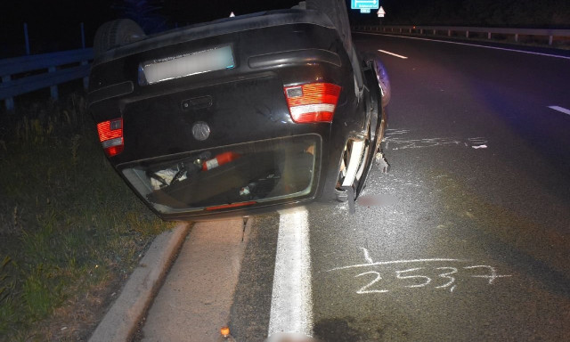 R&eacute;szegen dobott egy bukfencet az M7-es k&ouml;zep&eacute;n aut&oacute;j&aacute;val egy f&eacute;rfi