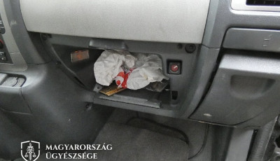 &Uacute;gy bek&aacute;bszizott, hogy egy idegen udvarban parkol&oacute; kocsiban kereste a p&eacute;nzt&aacute;rc&aacute;j&aacute;t