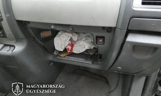 &Uacute;gy bek&aacute;bszizott, hogy egy idegen udvarban parkol&oacute; kocsiban kereste a p&eacute;nzt&aacute;rc&aacute;j&aacute;t