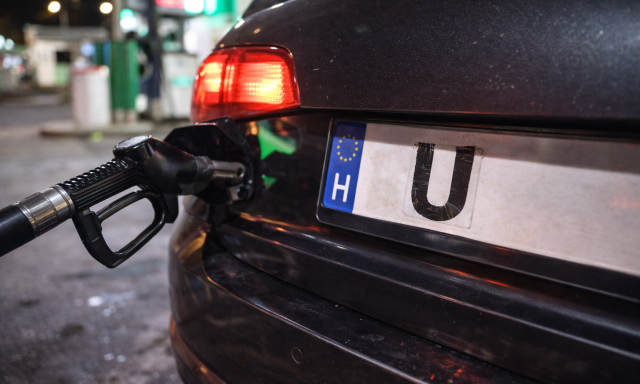 Szigetelőszalaggal m&oacute;dos&iacute;totta a rendsz&aacute;mt&aacute;bl&aacute;j&aacute;t, hogy fizet&eacute;s n&eacute;lk&uuml;l tudjon tankolni