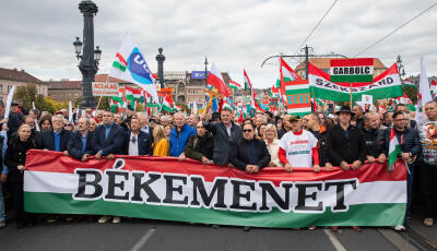 Ism&eacute;t lesz B&eacute;kemenetet okt&oacute;ber 23-&aacute;n, de t&uuml;ntet&eacute;st is szerveznek Bayer Zsolt&eacute;k a Terror H&aacute;za el&eacute;