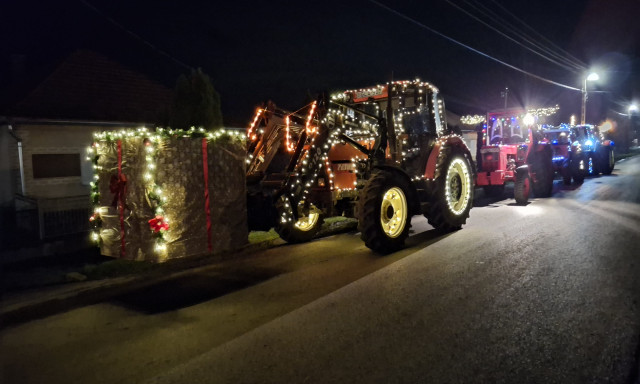 Ism&eacute;t f&eacute;nypomp&aacute;s traktorokkal tartottak mikul&aacute;sj&aacute;r&aacute;st G&ouml;ll&eacute;n - GAL&Eacute;RIA