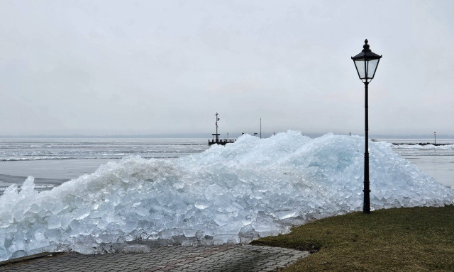 Kupacokban &aacute;ll a Balatonn&aacute;l a partra sodr&oacute;dott j&eacute;g