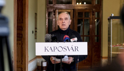 &Ouml;sszefog&aacute;sra sz&oacute;l&iacute;totta fel a polg&aacute;rmestereket a megszor&iacute;t&aacute;sok ellen Szita K&aacute;roly - VIDE&Oacute;