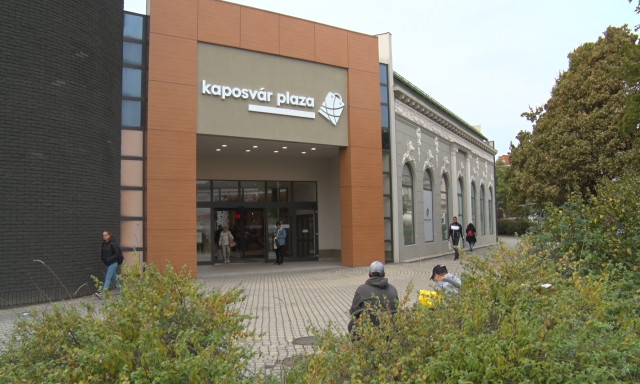 Apa &eacute;s l&aacute;nya estek neki egy ismerős&uuml;knek a Kaposv&aacute;r Pl&aacute;z&aacute;ban