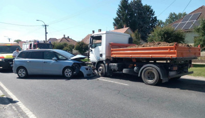 Front&aacute;lisan &uuml;tk&ouml;z&ouml;tt egy kisteheraut&oacute; &eacute;s egy szem&eacute;lyaut&oacute; B&ouml;h&ouml;ny&eacute;n