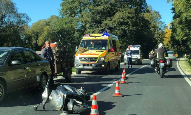 Robog&oacute; balesetezett a 67-esen, forgalmi torl&oacute;d&aacute;s a helysz&iacute;nen