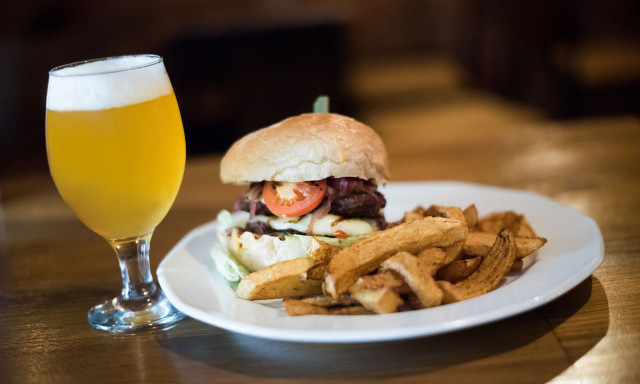 TESZTELT&Uuml;K: Erzs&eacute;bet S&ouml;rh&aacute;z burger