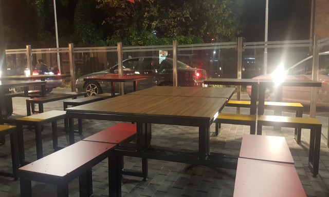 "Volt olyan, aki elment negyed &oacute;ra ut&aacute;n mert nem kapott semmit" - M&eacute;g csikorognak a Burger King fogaskerekei