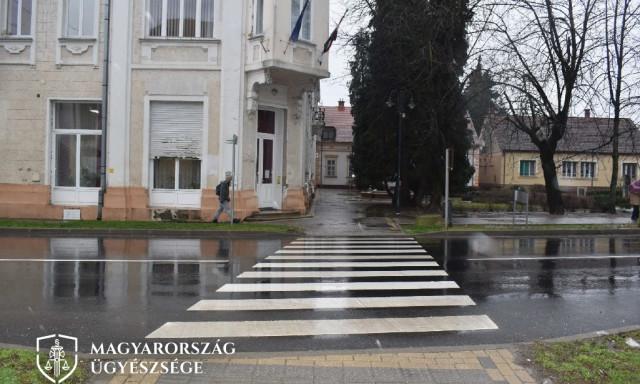 Baleset Csurg&oacute;n - Be volt p&aacute;r&aacute;sodva az ablak, el&uuml;t&ouml;tte a zebr&aacute;n &aacute;thalad&oacute; gyalogost