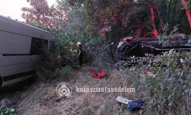 Baleset az M7-esen, f&aacute;k k&ouml;z&eacute; csap&oacute;dtak az aut&oacute;k