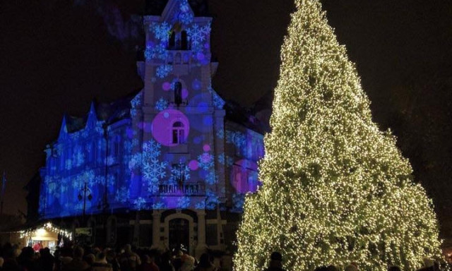 Ma d&eacute;lut&aacute;n &uuml;nnepi f&eacute;nyfest&eacute;s a Kossuth t&eacute;ren! Ne hagyj&aacute;tok ki!