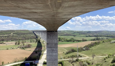 M&aacute;t&oacute;l k&eacute;t h&eacute;tre lez&aacute;rj&aacute;k a Kőr&ouml;shegyi v&ouml;lgyhidat, nagy dug&oacute;k lehetnek az M7-esen